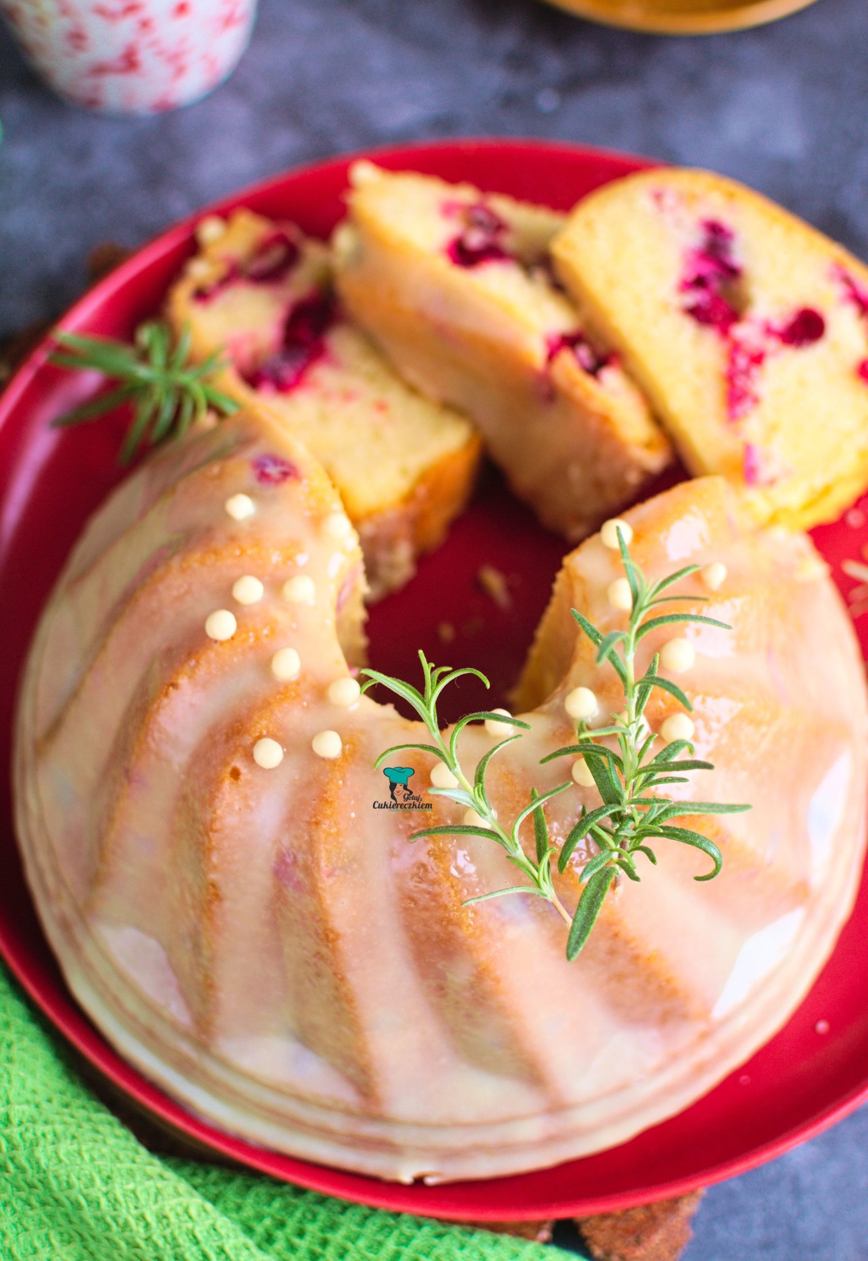 Babka z białą czekoladą i żurawiną
