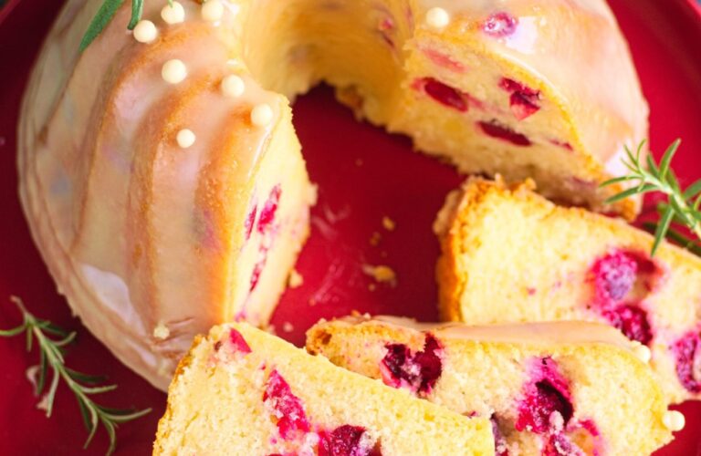 Babka z białą czekoladą i żurawiną