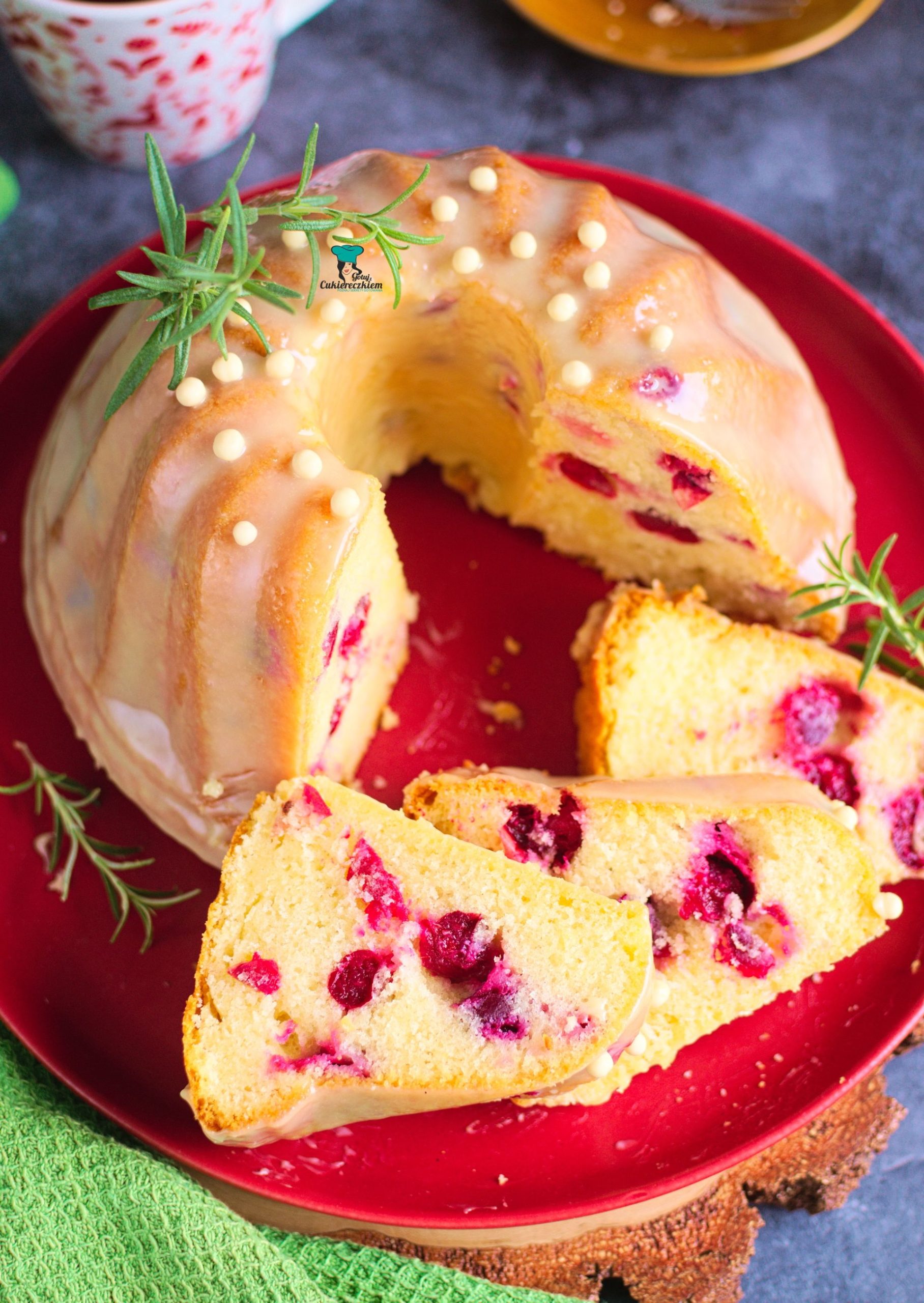 Babka z białą czekoladą i żurawiną