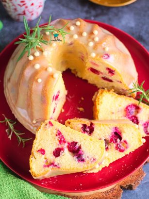 Babka z białą czekoladą i żurawiną