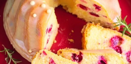 Babka z białą czekoladą i żurawiną