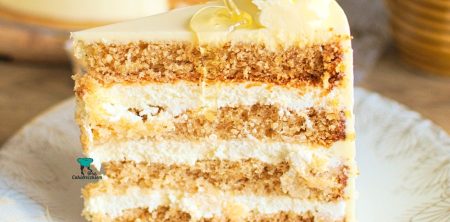 Tort miodowy z bitą śmietaną