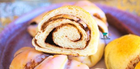 Drożdżowe rogaliki cynamonowe