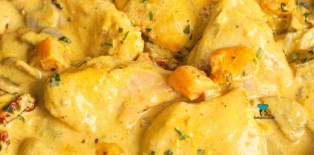 Kurczak w kremowym sosie z dynią, pieczarkami i suszonymi pomidorami