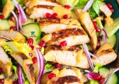 Sałatka satay z kurczakiem