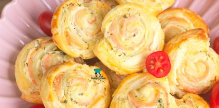 Ślimaczki z ciasta francuskiego z wędzonym łososiem