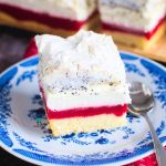 Dwukolorowy kruchy tort śmietanowy z truskawkami