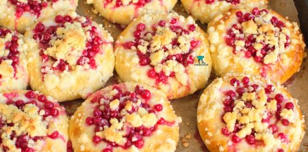 Drożdżówki z czerwoną porzeczką i marcepanem