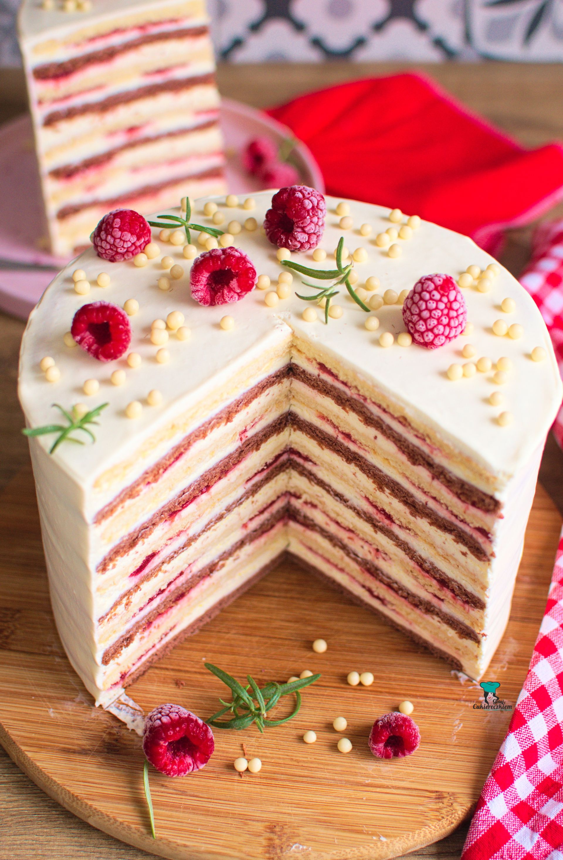 Dwukolorowy kruchy tort śmietanowy z truskawkami