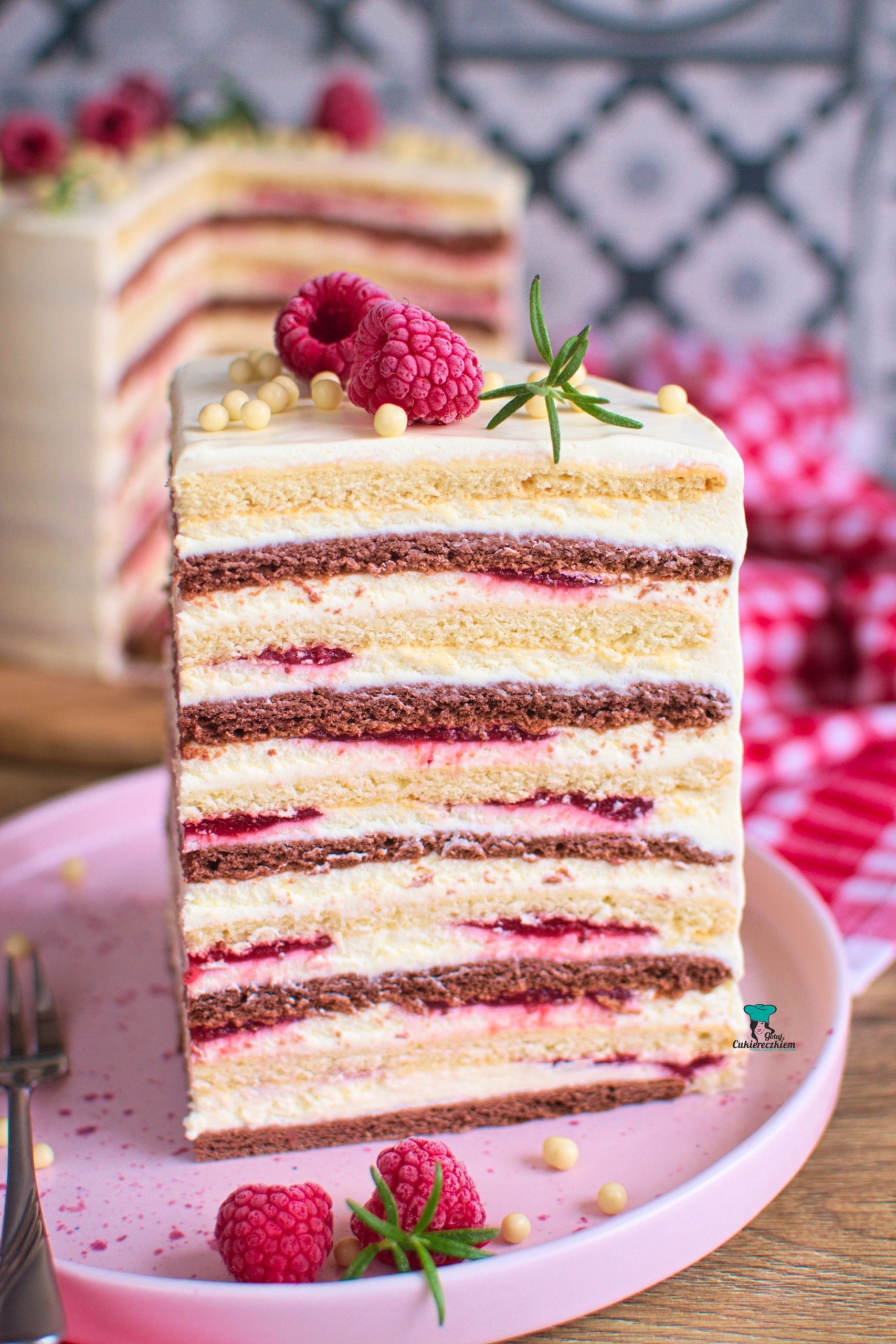 Dwukolorowy kruchy tort śmietanowy z truskawkami