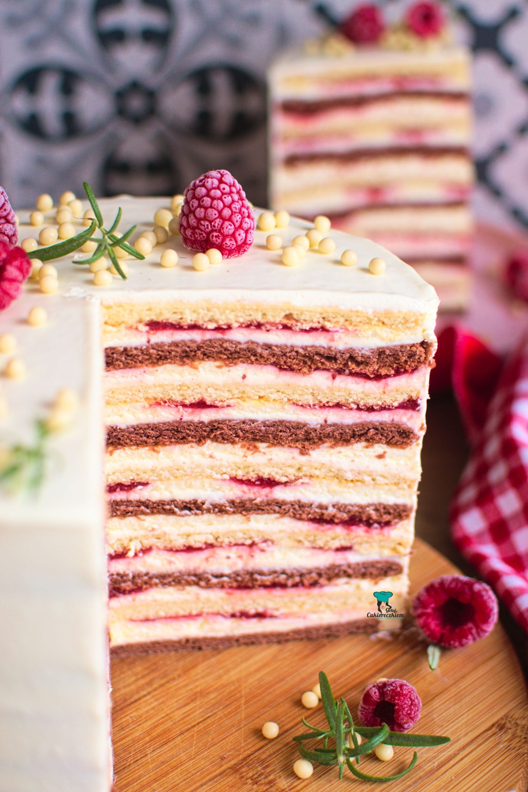 Dwukolorowy kruchy tort śmietanowy z truskawkami
