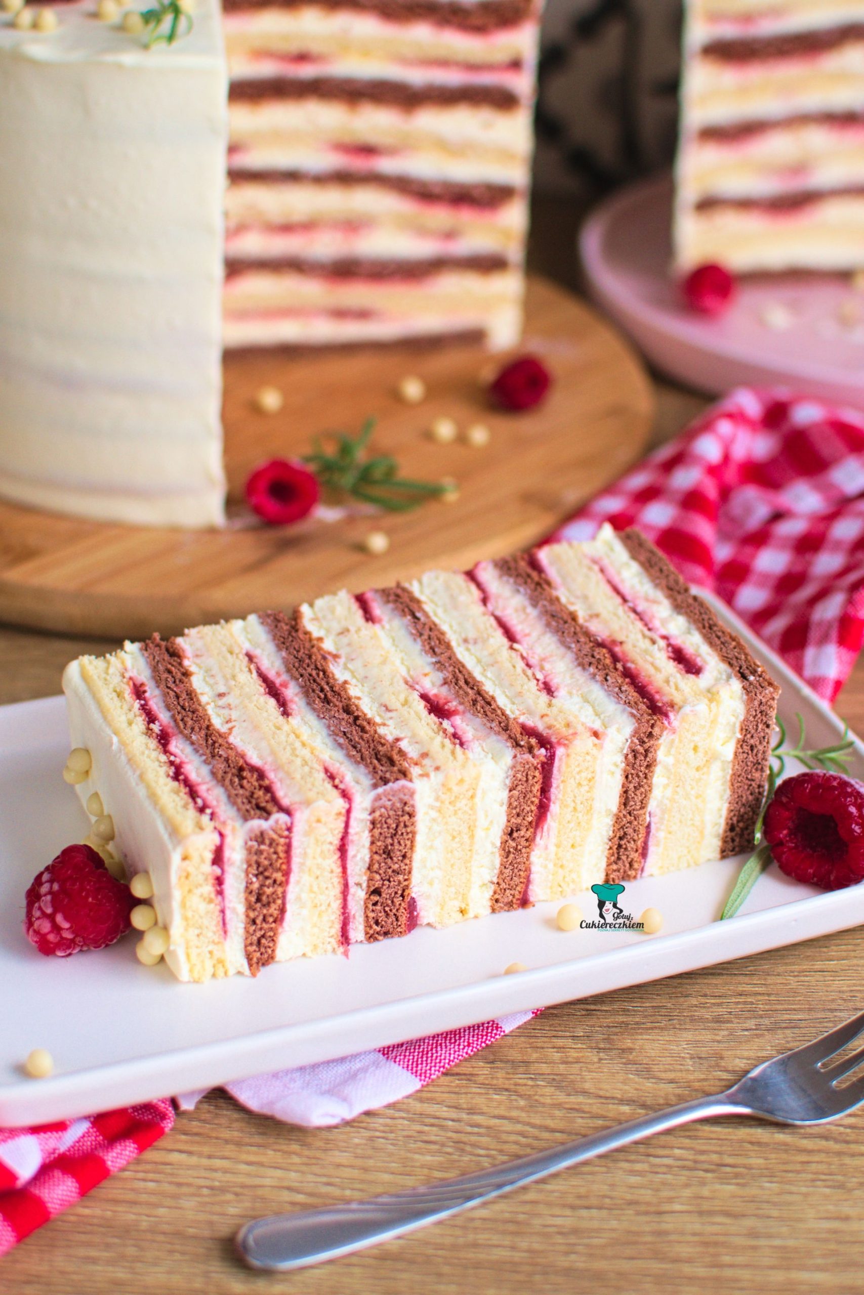 Dwukolorowy kruchy tort śmietanowy z truskawkami