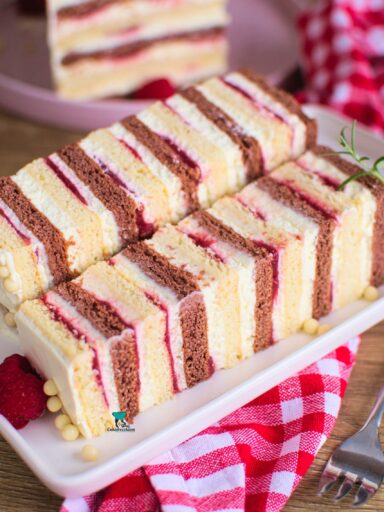 Dwukolorowy kruchy tort śmietanowy z truskawkami