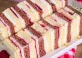 Dwukolorowy kruchy tort śmietanowy z truskawkami