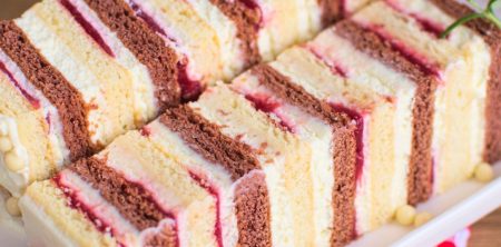 Dwukolorowy kruchy tort śmietanowy z truskawkami