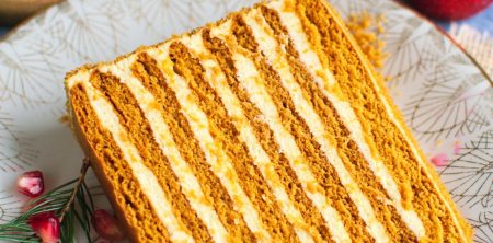 Miodownik czyli rosyjski tort miodowy (Medovik)