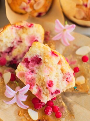 Muffiny z porzeczką i marcepanem
