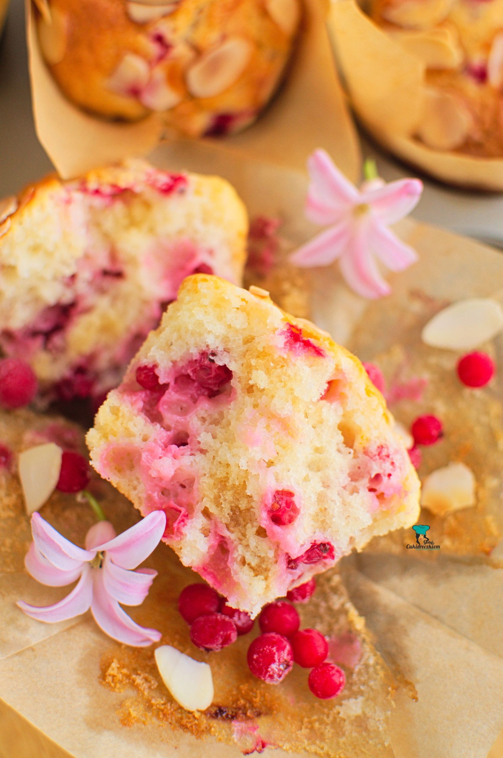 Muffiny z porzeczką i marcepanem