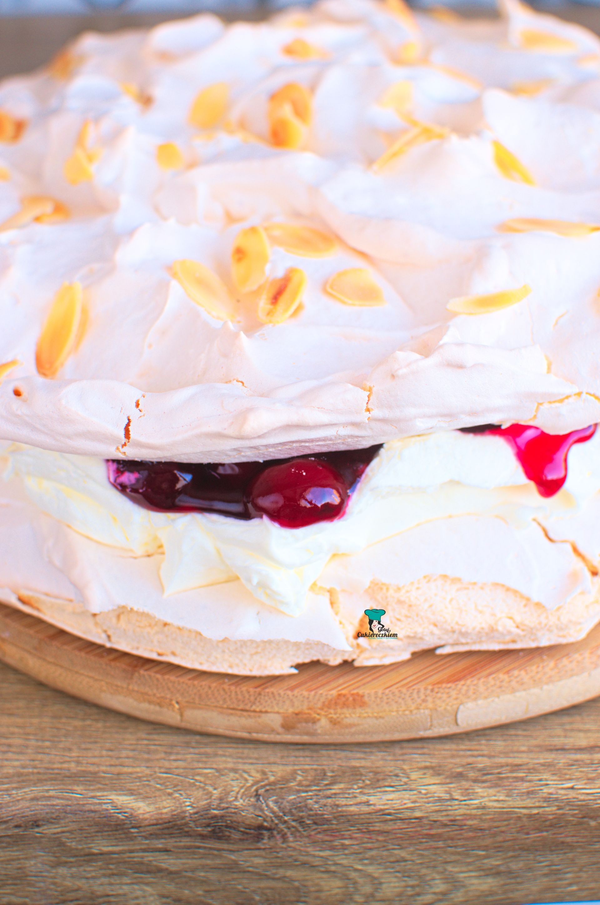 Tort bezowy z wiśniami
