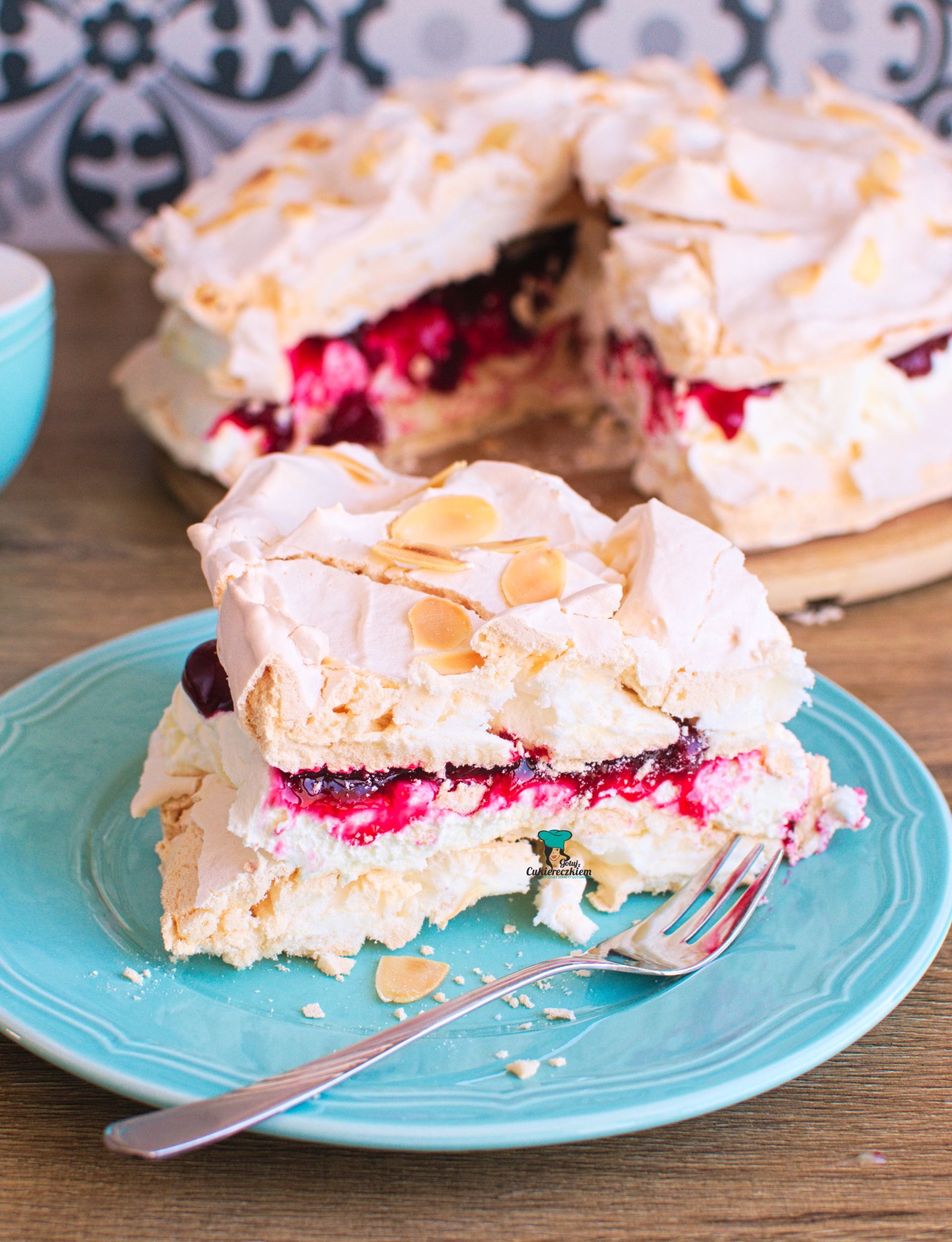 Tort bezowy z wiśniami