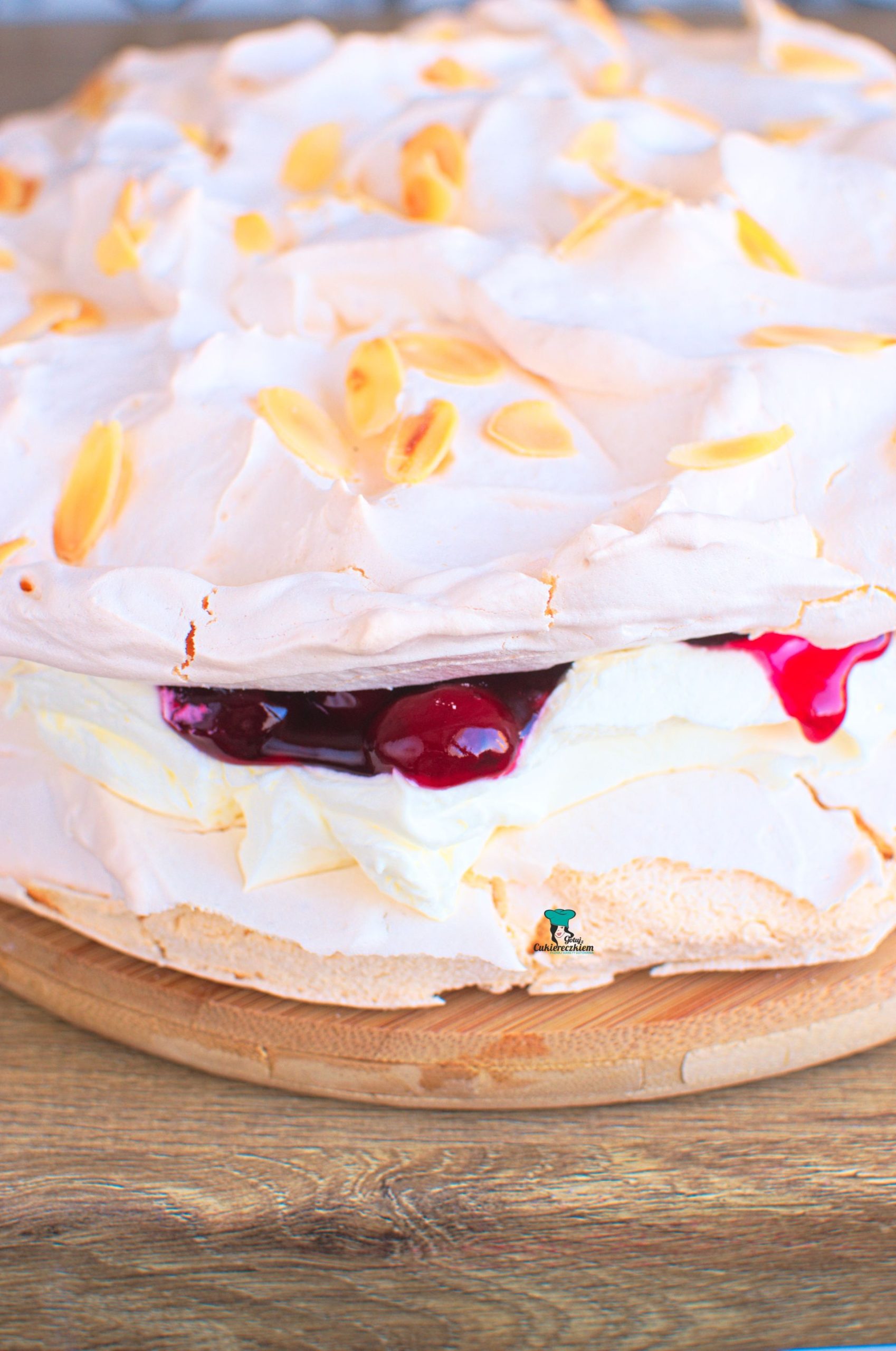 Tort bezowy z wiśniami