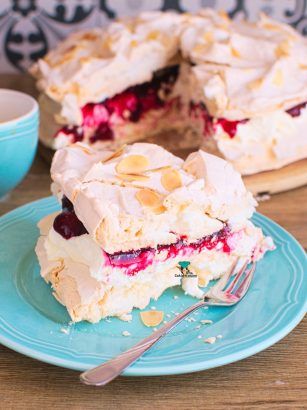 Tort bezowy z wiśniami