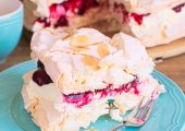 Tort bezowy z wiśniami