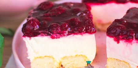 Biszkopcik z kremem serowym i wiśniami