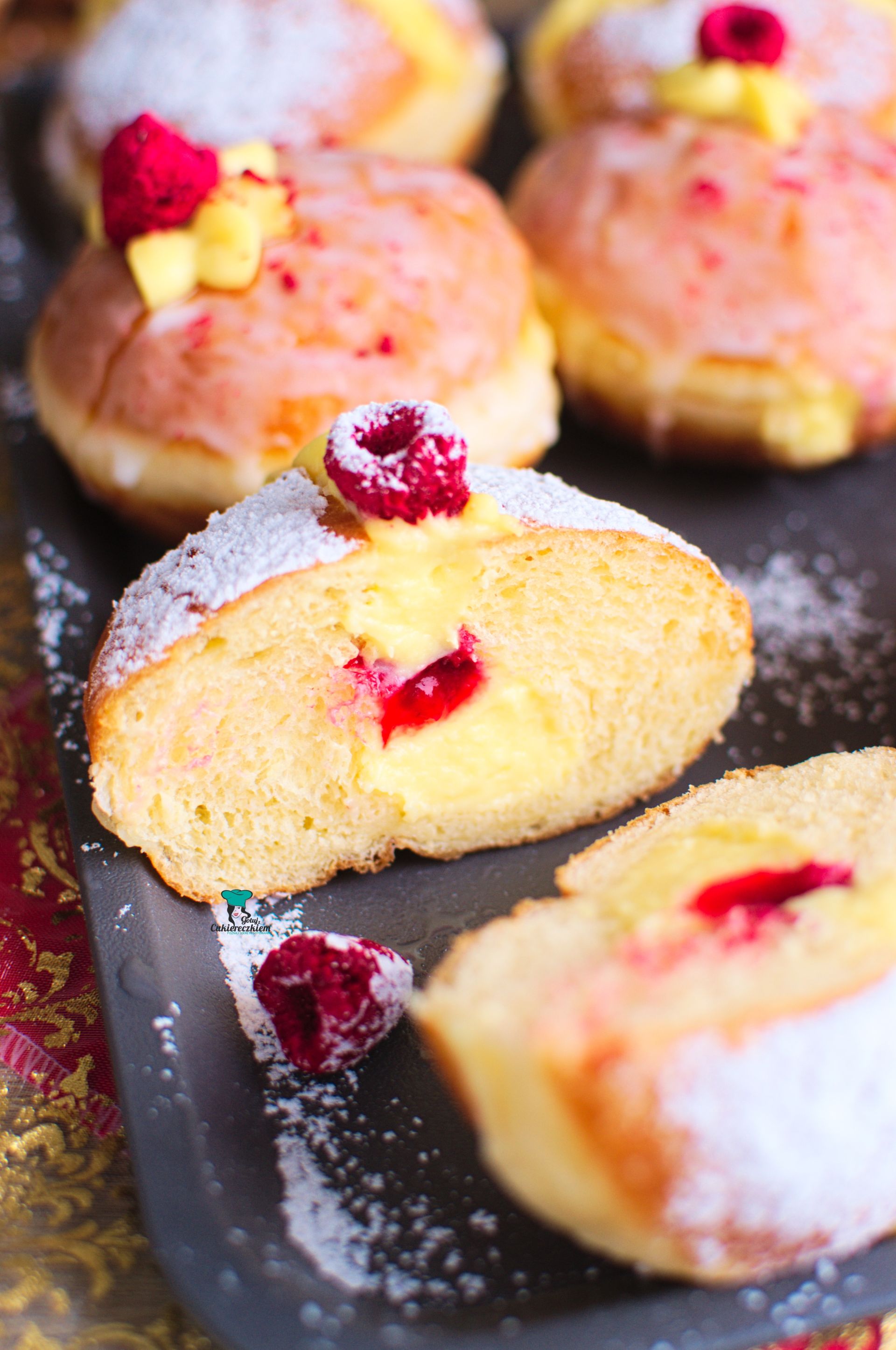 Pączki z creme patissiere i malinami