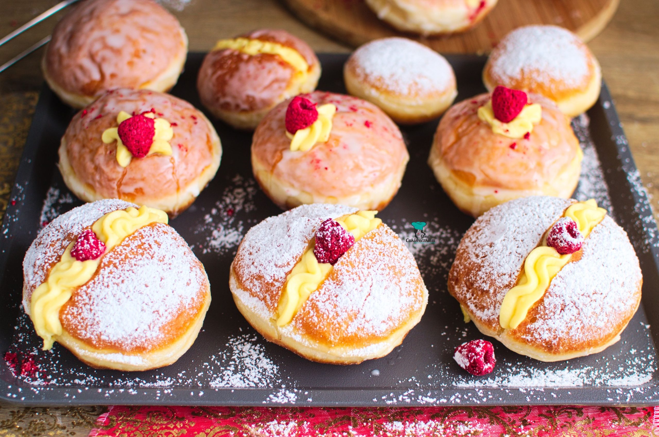 Pączki z creme patissiere i malinami