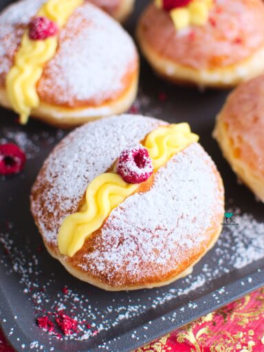 Pączki z creme patissiere i malinami