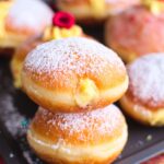 Pączki z creme patissiere i malinami