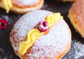 Pączki z creme patissiere i malinami