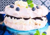 Tort bezowy z jagodami