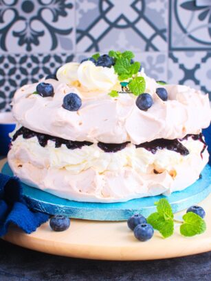 Tort bezowy z jagodami