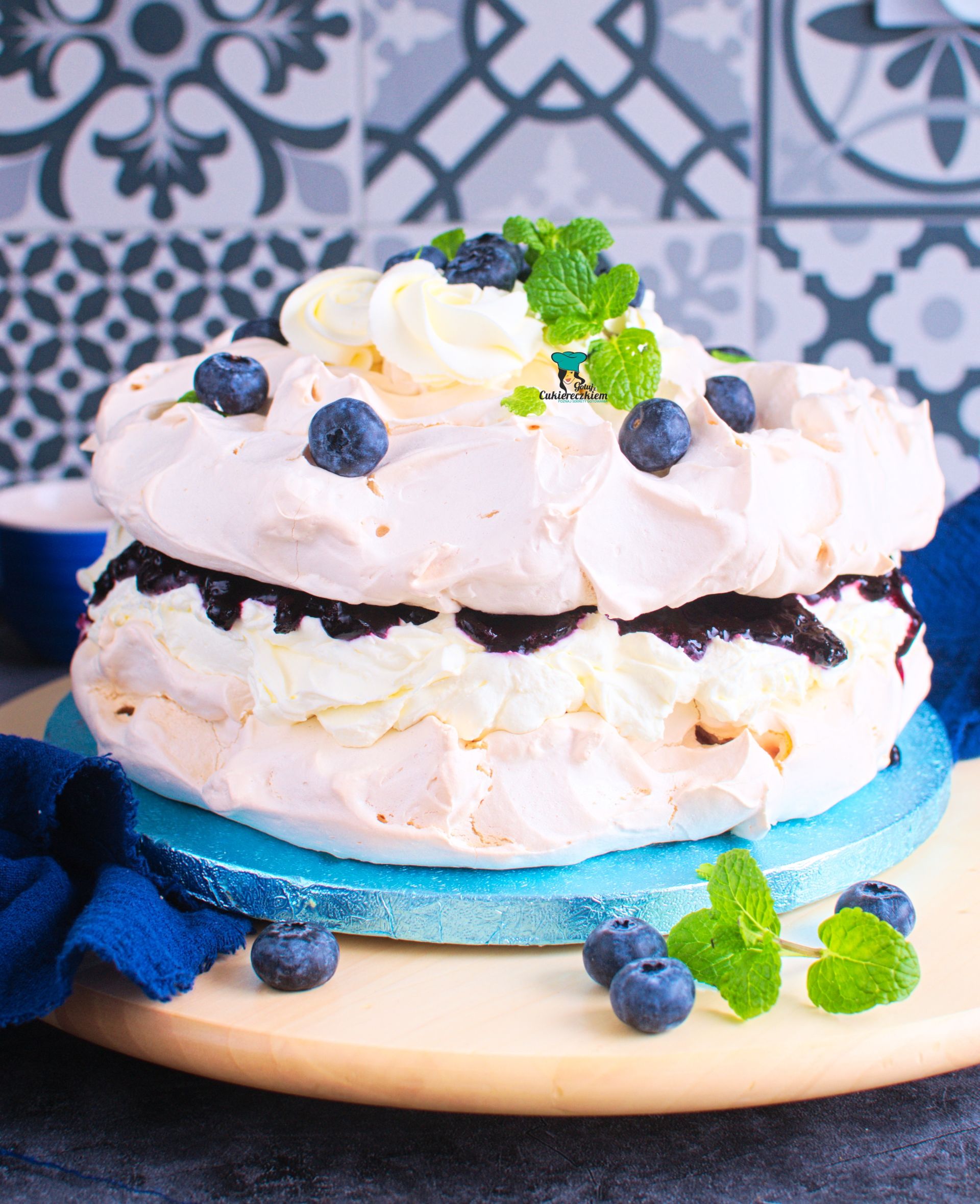 Tort bezowy z jagodami
