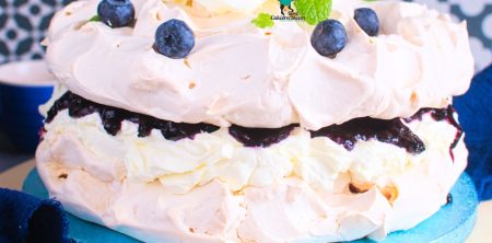 Tort bezowy z jagodami