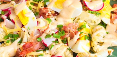 Sałatka z pieczonym kalafiorem i sosem Cezar