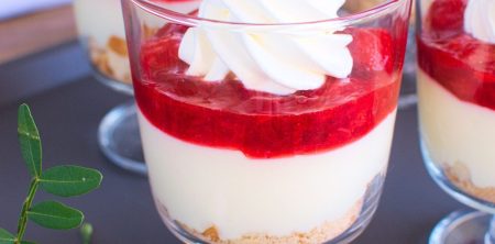 Deser budyniowy z mascarpone i truskawkami