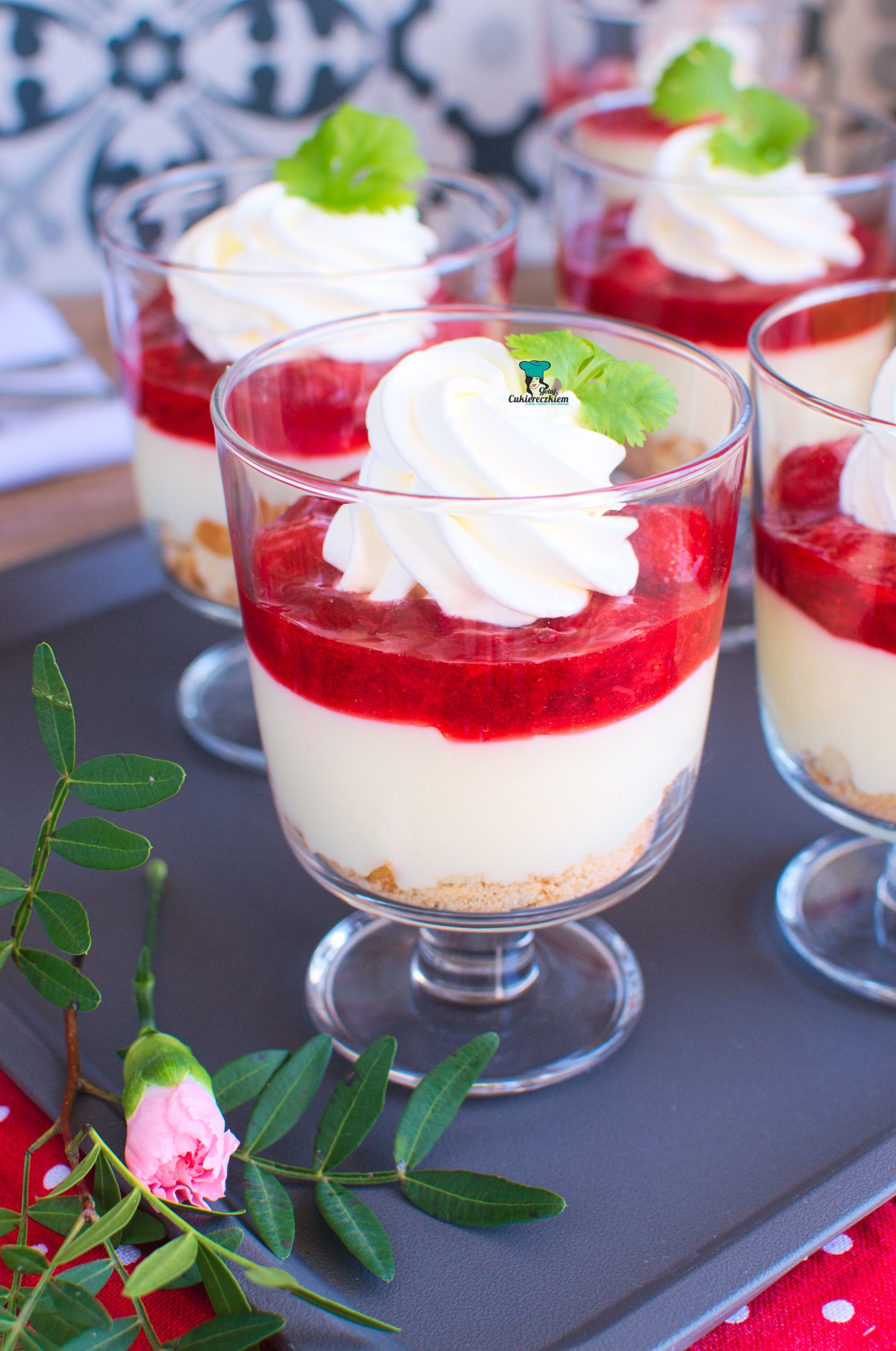 Deser budyniowy z mascarpone i truskawkami