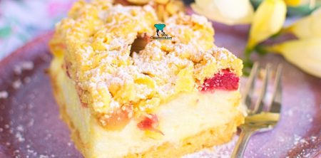 Kruche ciasto z budyniową pianką i rabarbarem