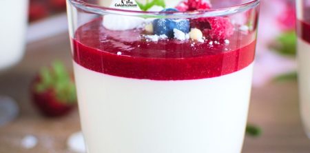 Mus z białej czekolady z malinami