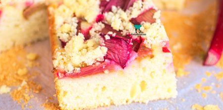 Proste ciasto na maślance z rabarbarem i kruszonką