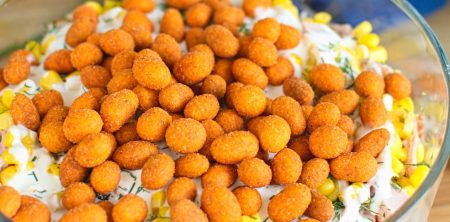 Sałatka brokułowa z orzeszkami ziemnymi w panierce