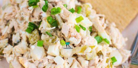 Sałatka z marynowaną cebulką i kurczakiem