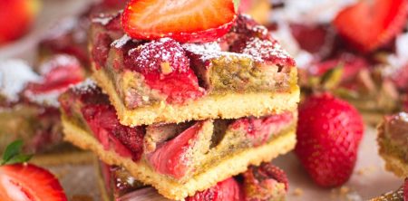 Batony pistacjowe z truskawkami i rabarbarem