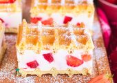 Ciasto na gofrach z truskawkami