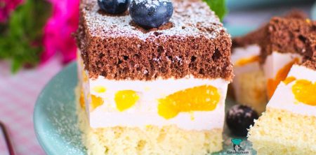 Dwukolorowy biszkopt z kremem śmietankowym i mandarynkami