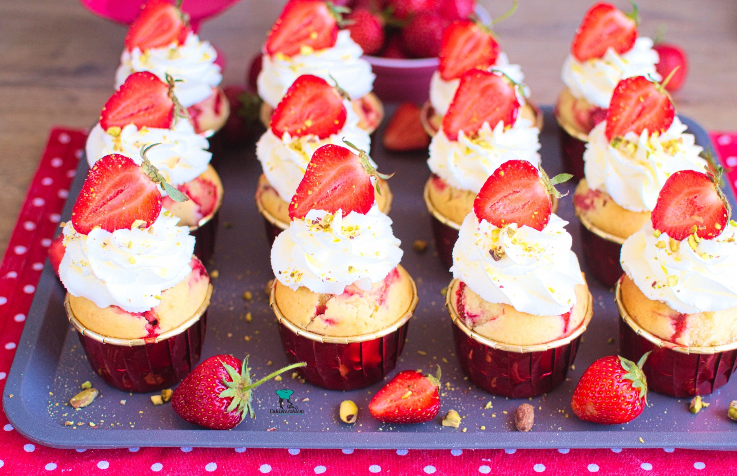 Muffinki z truskawkami i bitą śmietaną