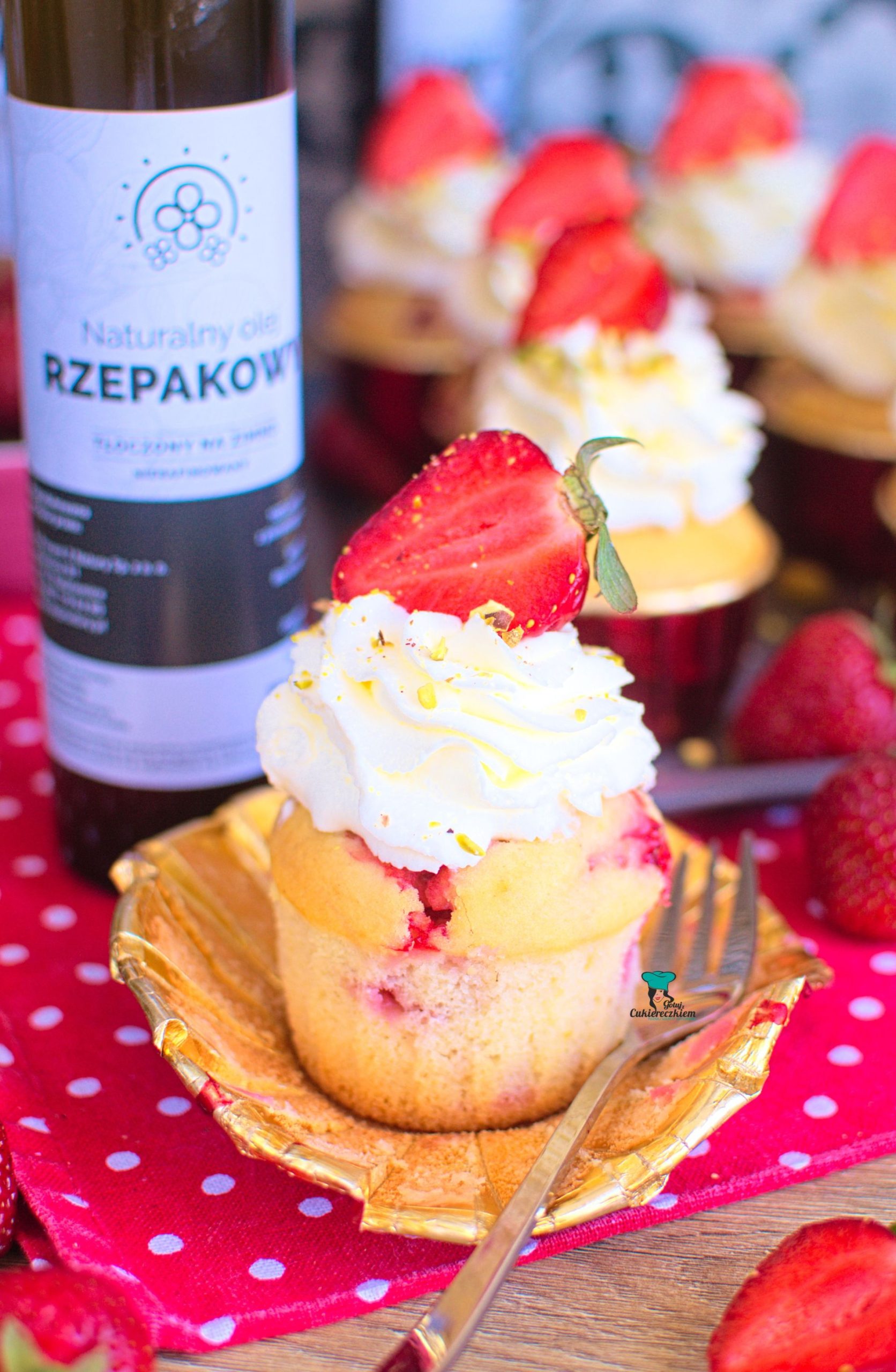 Muffinki z truskawkami i bitą śmietaną